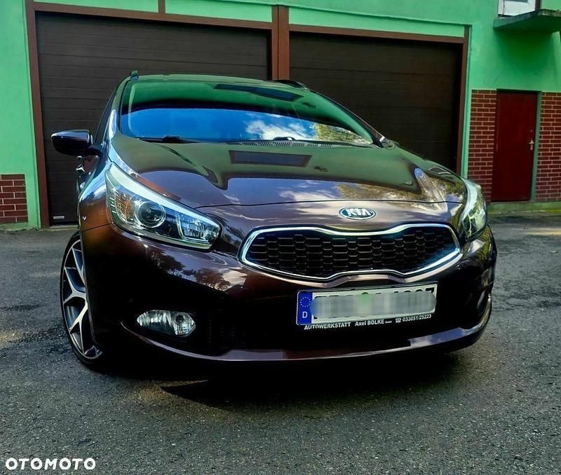 Używany Kia Ceed Attract 2013 Brązowobeżowy Hatchback