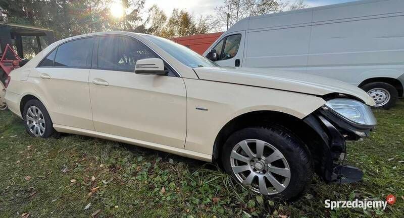 Używany Mercedes E220 Avantgarde 2009 Beżowy Sedan/Limuzyna