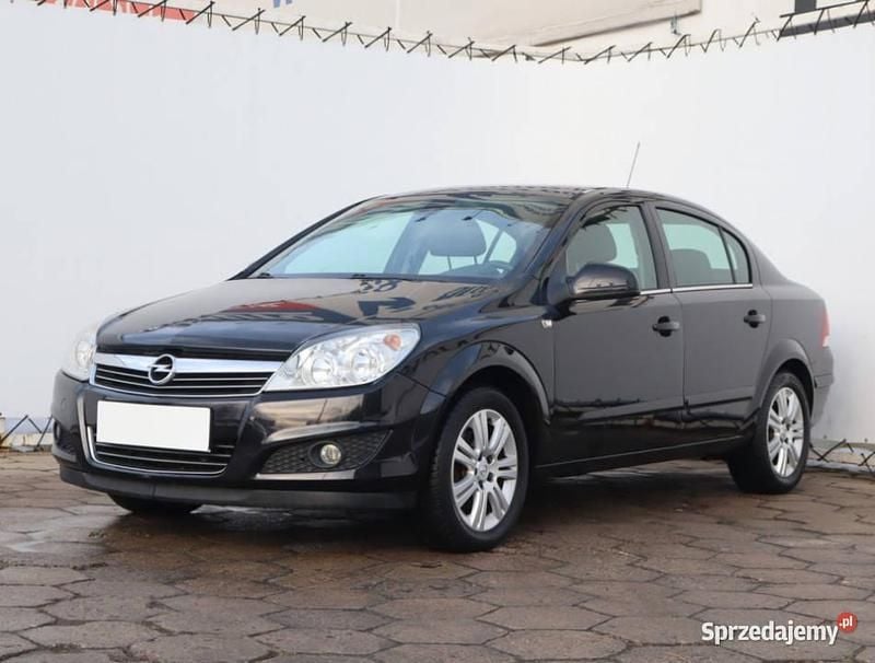 Używany Opel Astra 2010 Czarny Sedan/Limuzyna