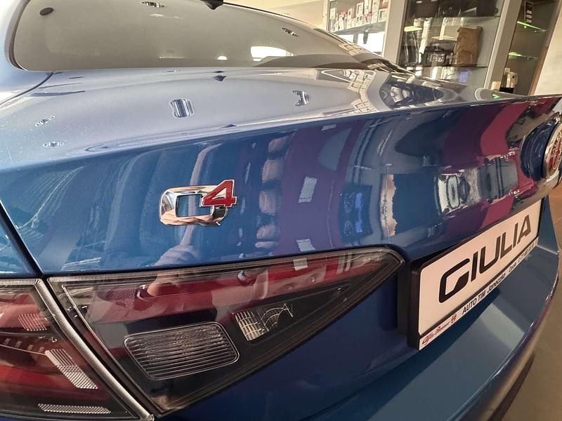 Nowe Alfa Romeo Giulia Veloce 280 KM (205 kW) 2025 Lakier metalizowany niebieski  misano blue Sedan/Limuzyna