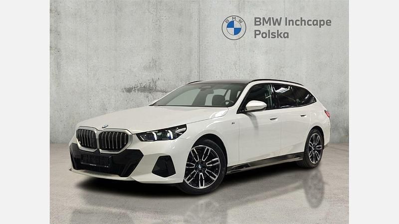 Biel mineralna metalizowany Używany 2024 BMW 520 Comfort Edition Kombi | 259 900 zł (Uczciwa cena) - Obraz 1/3