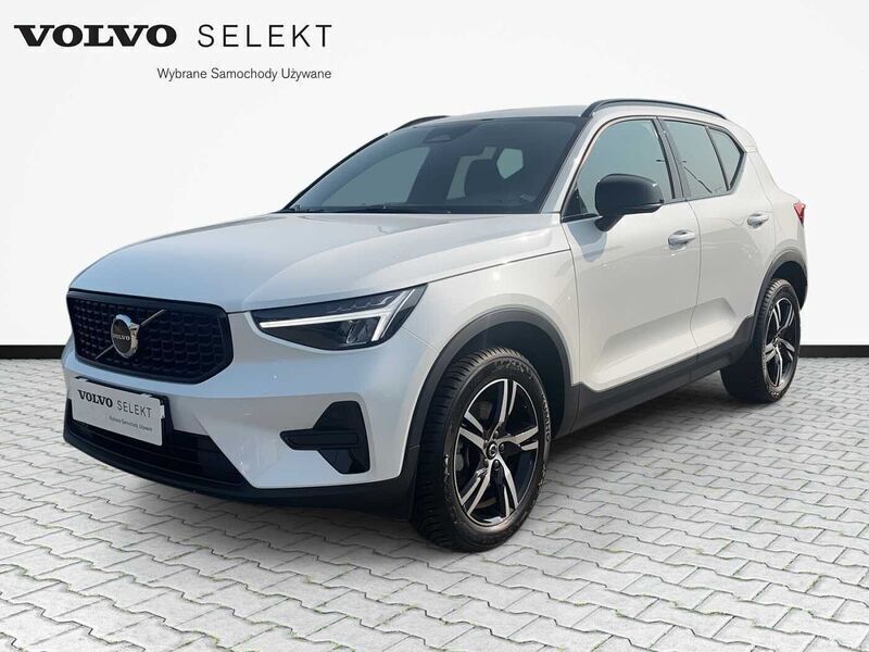 Biały Używany 2025 Volvo XC40 SUV | 171 900 zł (Uczciwa cena) - Obraz 1/4