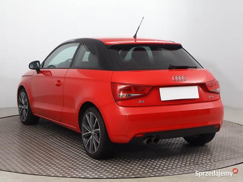 Używany Audi A1 2010 Czerwony Hatchback
