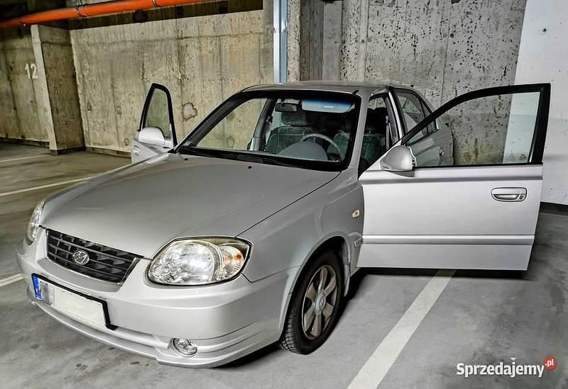Srebrny Używany 2005 Hyundai Accent GLS Hatchback | 9000 zł - Obraz 1/4