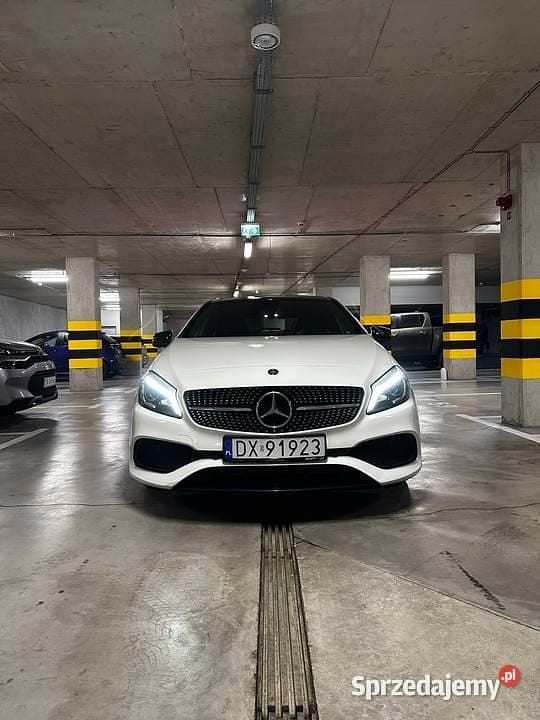 Używany Mercedes A180 AMG line 2017 Biały Hatchback