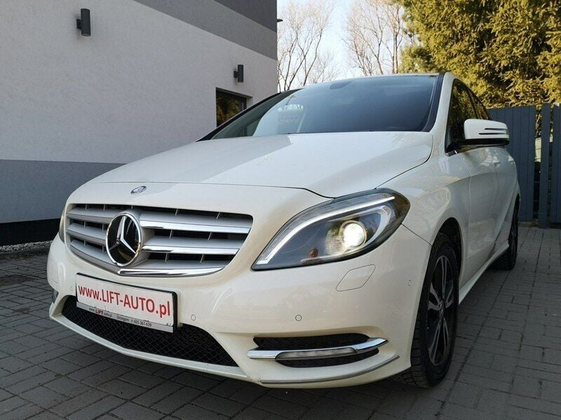 Biały Używany 2013 Mercedes B180 Minivan | 32 900 zł (Drogi) - Obraz 1/4