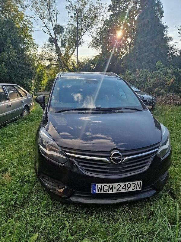 Używany Opel Zafira Elite 2018 Czarny Minivan