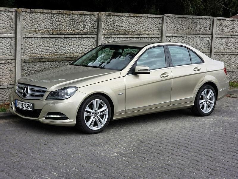 Złoty (metalik) Używany 2011 Mercedes C180 Avantgarde Sedan/Limuzyna | 39 900 zł (Uczciwa cena) - Obraz 1/4