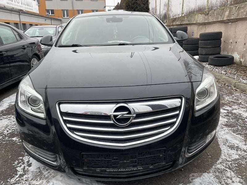 Używany Opel Insignia 220 KM (161 kW) 2013 Czarny Hatchback