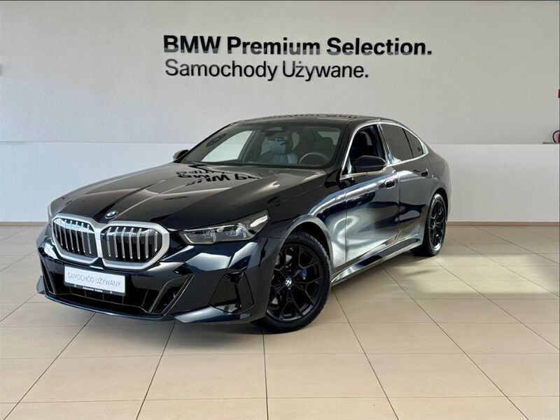 Czarny carbon m metalizowany Używany 2023 BMW 520 Comfort Edition Sedan/Limuzyna | 269 900 zł (Dość drogi) - Obraz 1/3