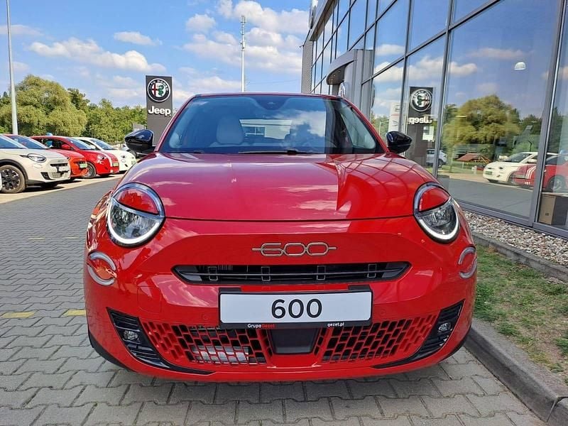 Lakier pastelowy czerwony passione Nowe 2025 Fiat 600 La Prima SUV | 102 048 zł (Dobra cena) - Obraz 1/4