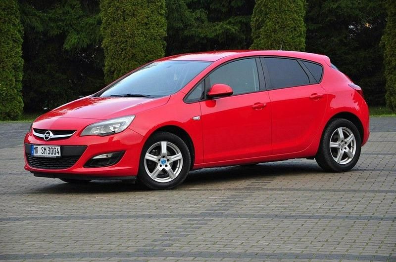 Używany Opel Astra 115 KM (84 kW) 2015 Czerwony (metalik) Sedan/Limuzyna