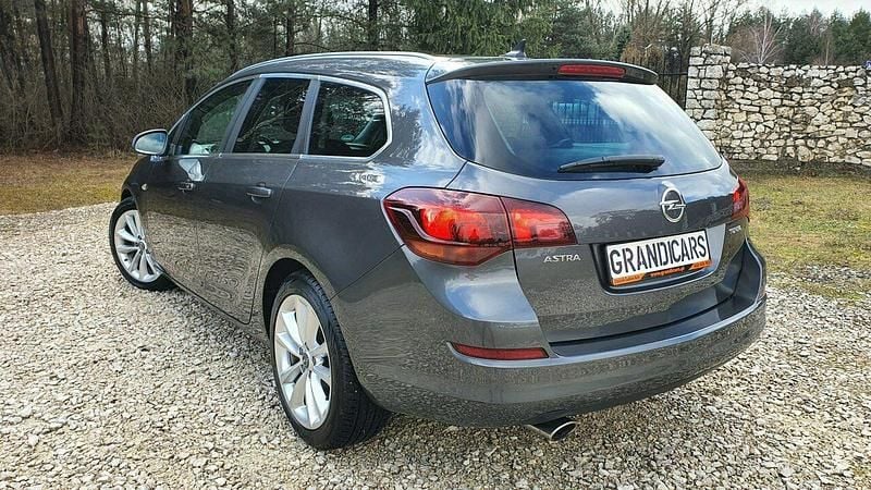 Używany Opel Astra 180 KM (132 kW) 2012 Szary Kombi