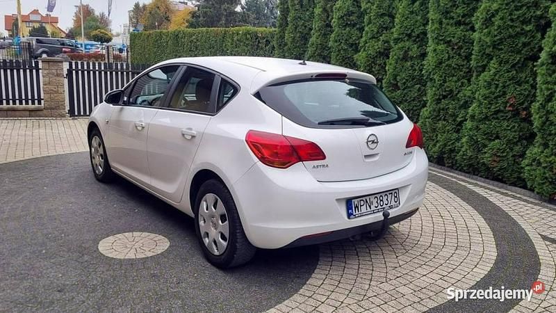 Używany Opel Astra 101 KM (74 kW) 2010 Biały (metalik) Hatchback