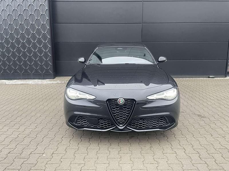 Lakier metalizowany czarny volcano black Nowe 2025 Alfa Romeo Giulia Sedan/Limuzyna | 231 720 zł (Dość drogi) - Obraz 1/4