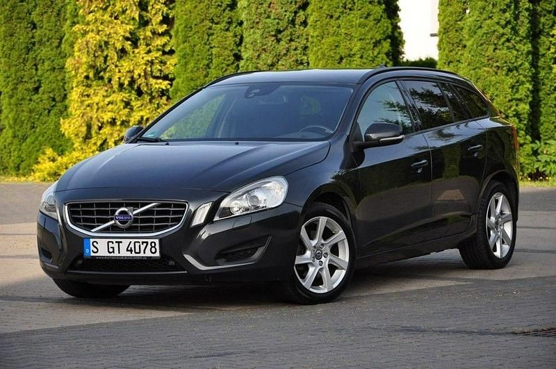 Używany Volvo V60 136 KM (100 kW) 2013 Szary (metalik) Kombi