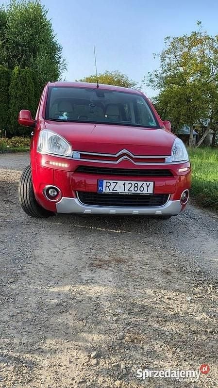 Czerwony Używany 2015 Citroën Berlingo Minivan | 27 900 zł (Dobra cena) - Obraz 1/4