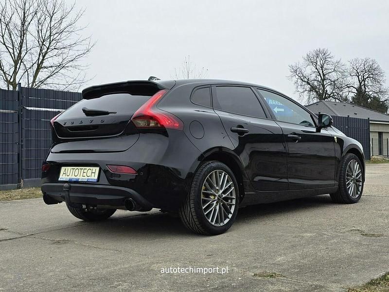Używany Volvo V40 R-Design 150 KM (110 kW) 2016 Czarny Hatchback