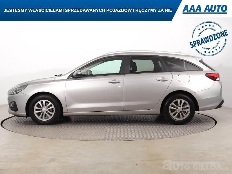 Używany Hyundai i30 120 KM (88 kW) 2022 Srebrny