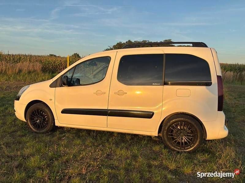 Biały Używany 2012 Citroën Berlingo Minivan | 25 900 zł (Uczciwa cena) - Obraz 1/4