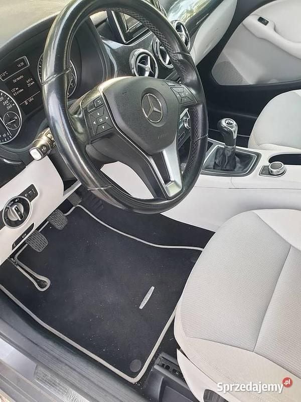 Używany 2013 Mercedes B180 Minivan | 28 100 zł - Obraz 1/4