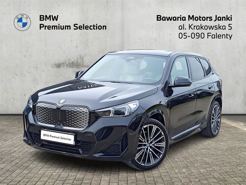 Czarny szafir metalizowany Używany 2024 BMW iX1 Luxury Line SUV | 179 900 zł - Obraz 1/3