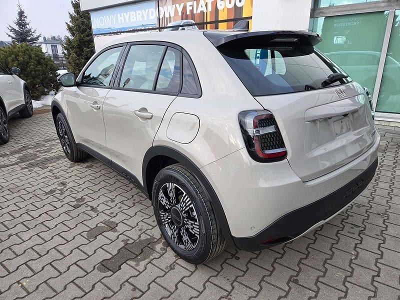 Nowe Fiat 600 Icon 136 KM (100 kW) 2025 Lakier metalizowany kremowy cappucino Hatchback