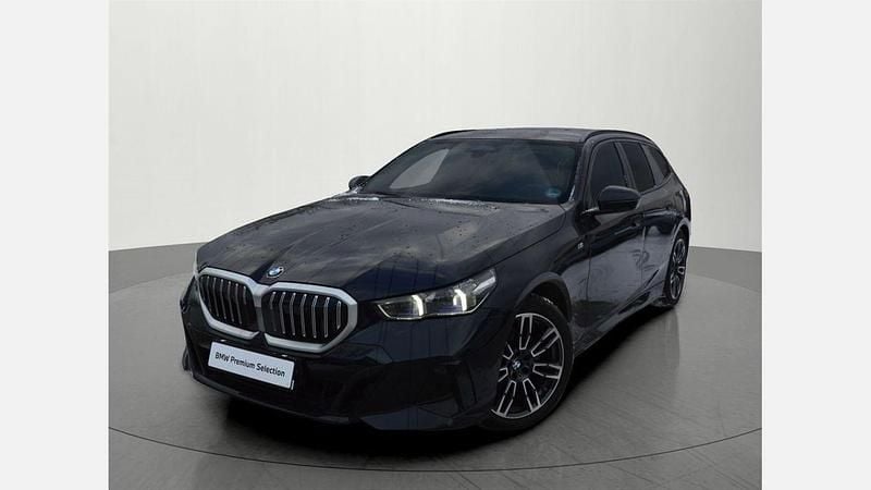 Czarny carbon m metalizowany Używany 2024 BMW 520 Comfort Edition Kombi | 224 900 zł (Uczciwa cena) - Obraz 1/3