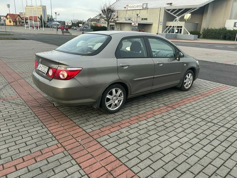 Używany Honda City 2007 Brązowobeżowy Sedan/Limuzyna