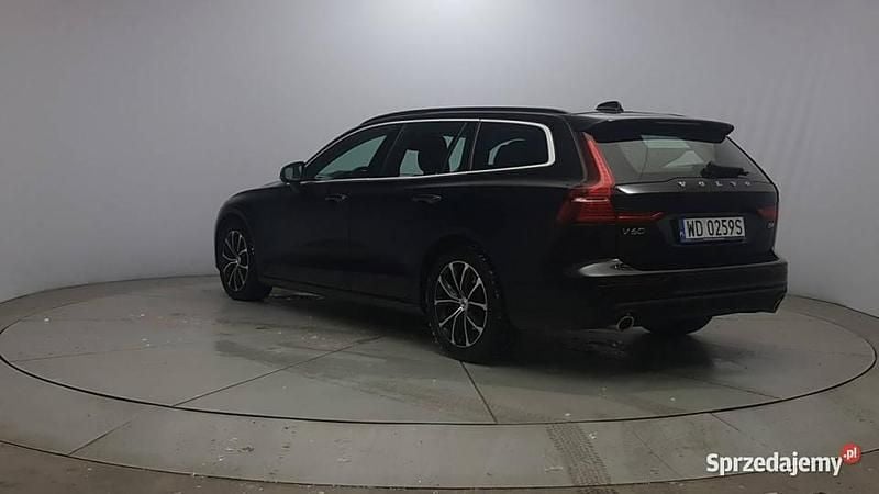 Używany Volvo V60 Momentum 197 KM (144 kW) 2021 Czarny Kombi