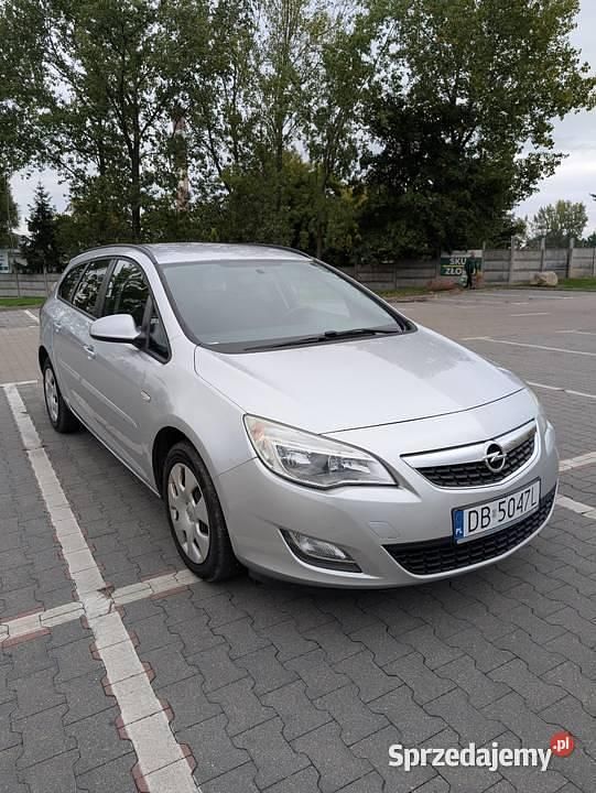 Srebrny Używany 2011 Opel Astra Kombi | 11 900 zł (Uczciwa cena) - Obraz 1/4