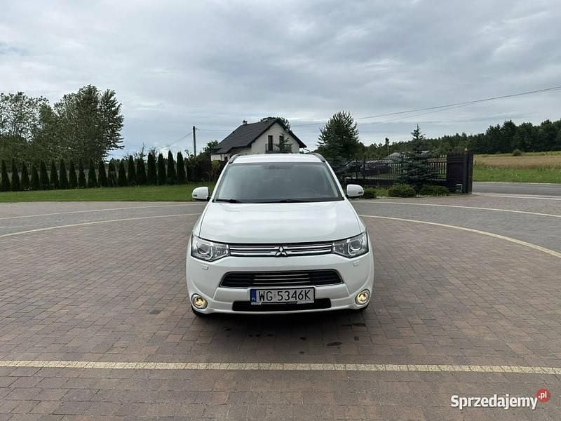 Używany Mitsubishi Outlander P-HEV 121 KM (88 kW) 2014 Biały (metalik, perła) SUV