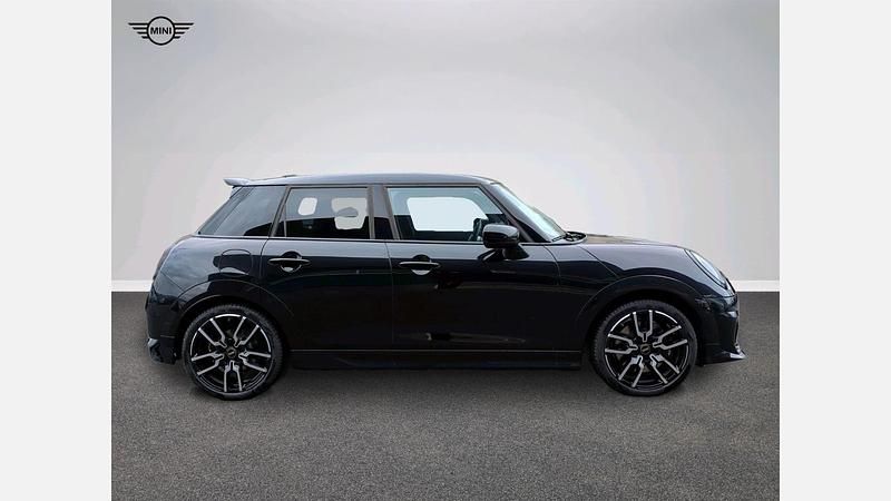 Używany Mini Cooper 114 kW (156 KM) 2025 Midnight black ii metalizowany Hatchback