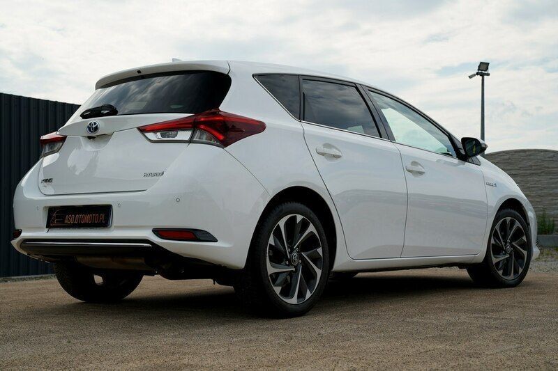 Używany Toyota Auris Hybrid 99 KM (72 kW) 2019 Biały (metalik) Sedan/Limuzyna