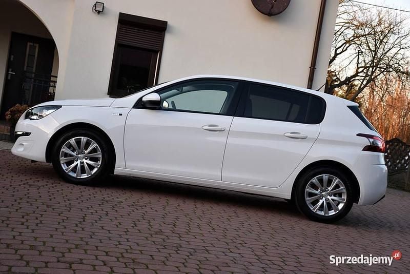 Biały Używany 2016 Peugeot 308 Active Hatchback | 29 900 zł (Dobra cena) - Obraz 1/4