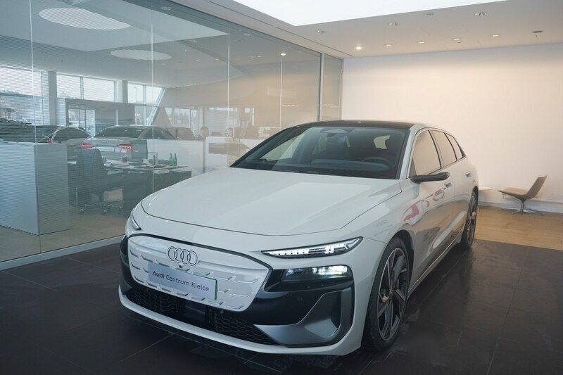 Używany Audi e-tron 269 kW (367 KM) 2024 Beżowy (metalik, perła) SUV