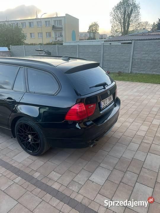 Czarny Używany 2010 BMW 320 Kombi | 33 000 zł - Obraz 1/4