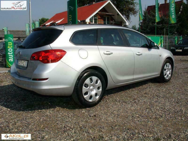 Używany Opel Astra Sport 125 KM (91 kW) 2011 Srebrny (metalik) Sedan/Limuzyna
