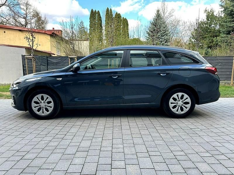 Używany Hyundai i30 Classic 110 KM (80 kW) 2022 Niebieski ciemny (metalik) Kombi