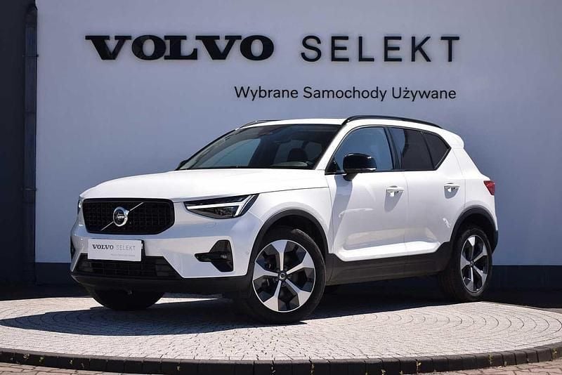 Biały Używany 2025 Volvo XC40 SUV | 174 900 zł (Uczciwa cena) - Obraz 1/4