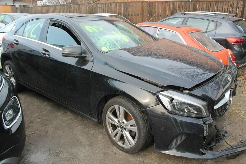Używany Mercedes A180 109 KM (80 kW) 2017 Czarny Hatchback