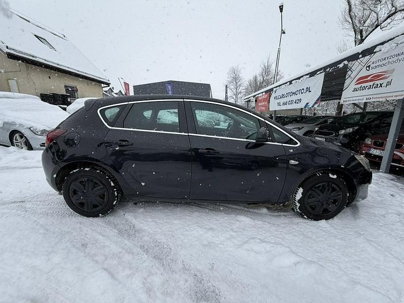Używany Opel Astra 125 KM (91 kW) 2012 Czarny Hatchback