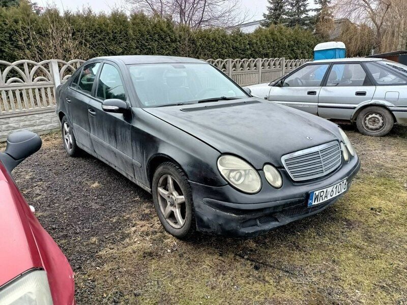Czarny Używany 2005 Mercedes E220 Sedan/Limuzyna | 3700 zł - Obraz 1/4