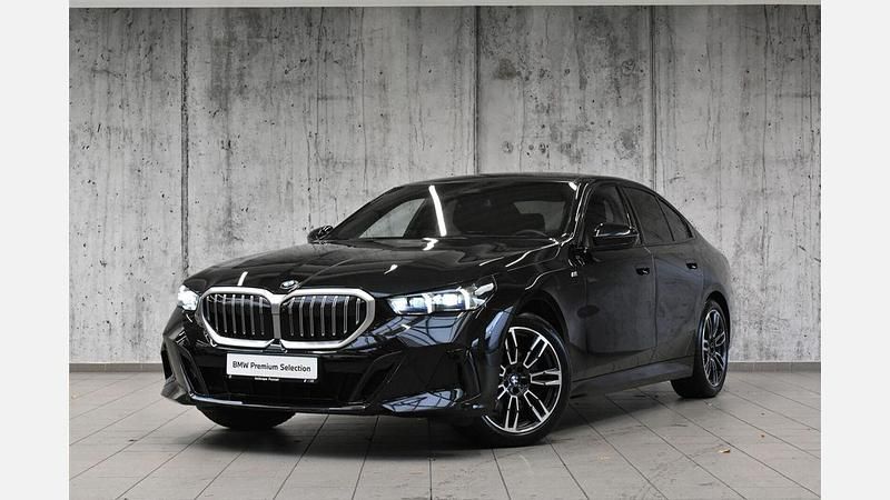 Czarny szafir metalizowany Używany 2024 BMW 520 Comfort Edition Sedan/Limuzyna | 233 800 zł (Uczciwa cena) - Obraz 1/3