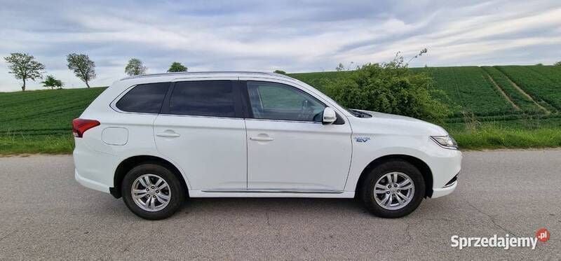 Używany Mitsubishi Outlander P-HEV 121 KM (88 kW) 2016 Biały SUV