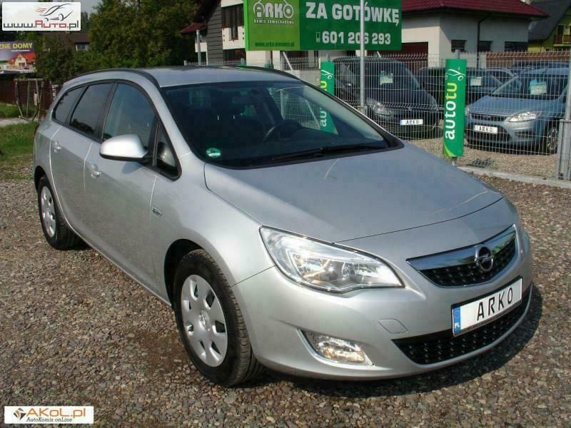 Używany Opel Astra Sport 125 KM (91 kW) 2011 Srebrny (metalik) Sedan/Limuzyna