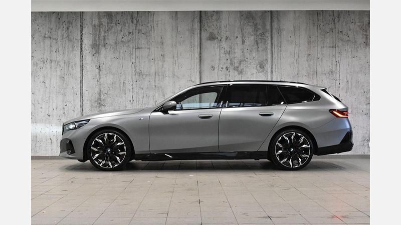 Używany BMW 520 Comfort Edition 197 KM (144 kW) 2024 Frozen pure grey metallic metalizowany Kombi