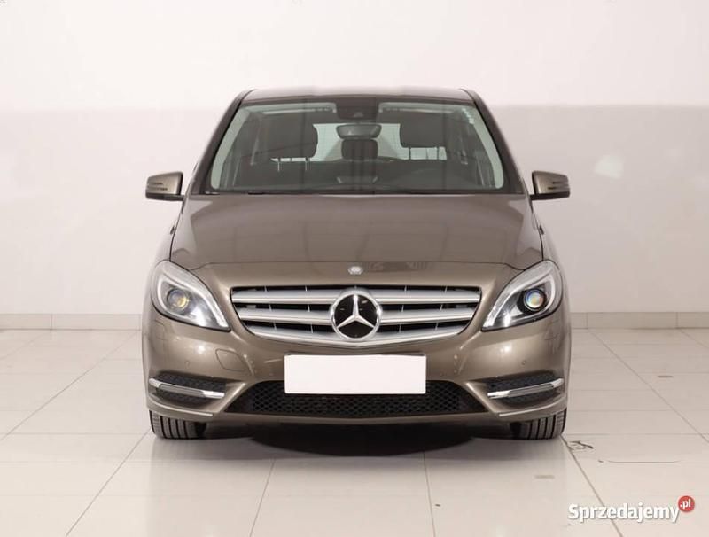 Beżowy Używany 2013 Mercedes B180 Minivan | 39 999 zł (Dobra cena) - Obraz 1/4