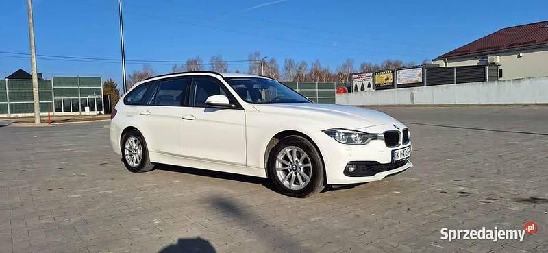 Biały Używany 2019 BMW 320 Comfort Edition Kombi | 77 900 zł - Obraz 1/4