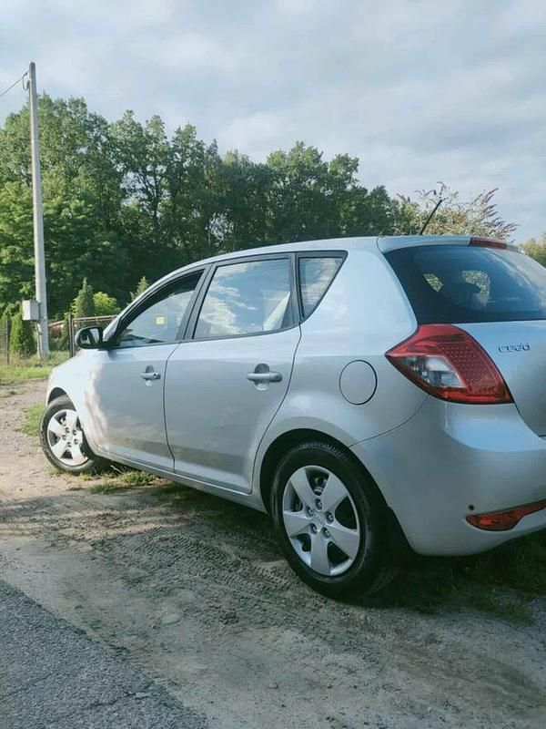 Srebrny Używany 2011 Kia Ceed Hatchback | 15 900 zł (Super Cena) - Obraz 1/3